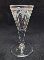 Antiek trompetvormig gegraveerd wijnglas, 18e eeuw., Antiek en Kunst, Ophalen of Verzenden