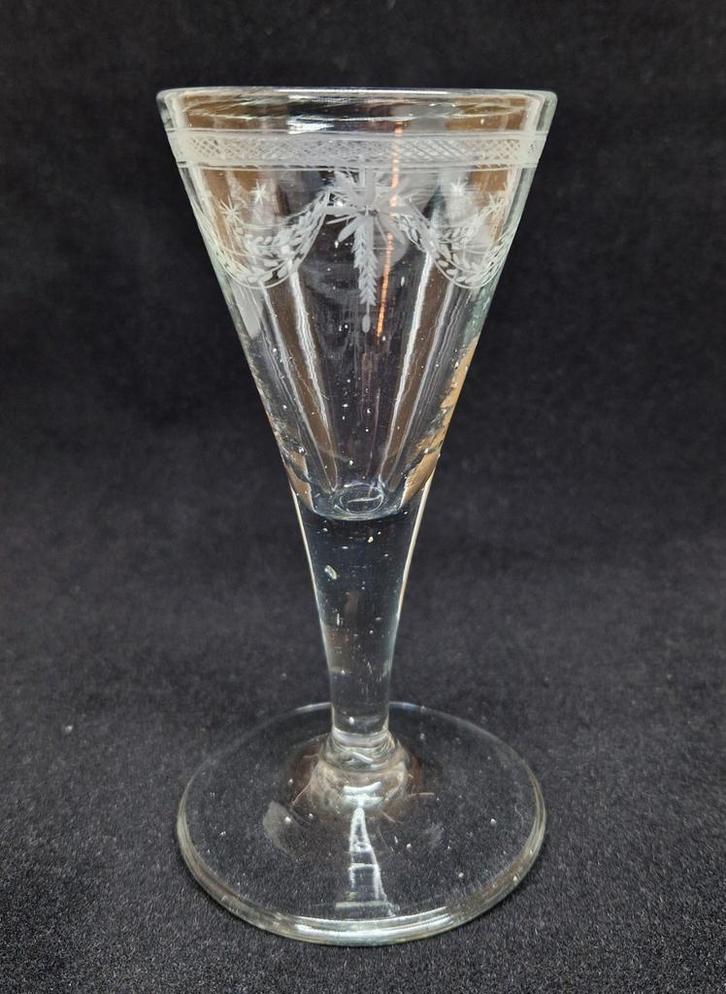 Antiek trompetvormig gegraveerd wijnglas, 18e eeuw., Antiek en Kunst, Antiek | Glas en Kristal, Ophalen of Verzenden