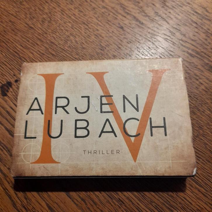 Arjen Lubach - IV ( dwarsligger), Boeken, Thrillers, Zo goed als nieuw, Nederland, Ophalen of Verzenden