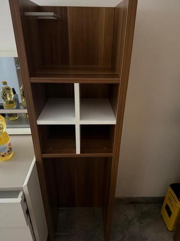 Houten kast met planken