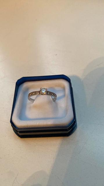 Zilver ring beschikbaar voor biedingen