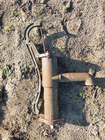 Giet ijzeren waterpomp.  Gebruikt beschikbaar voor biedingen