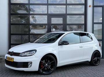 Volkswagen Golf 2.0 GTI DSG / LED / PANO / Leder / 19" / VOL beschikbaar voor biedingen