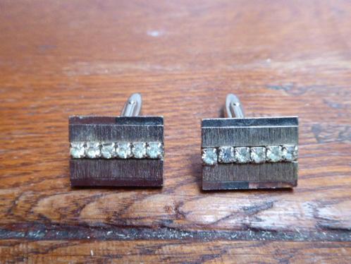 Paar zilverkleurige manchetknopen met glinstersteentjes, Antiek en Kunst, Antiek | Kleding en Accessoires, Dames, Heren, Ophalen of Verzenden