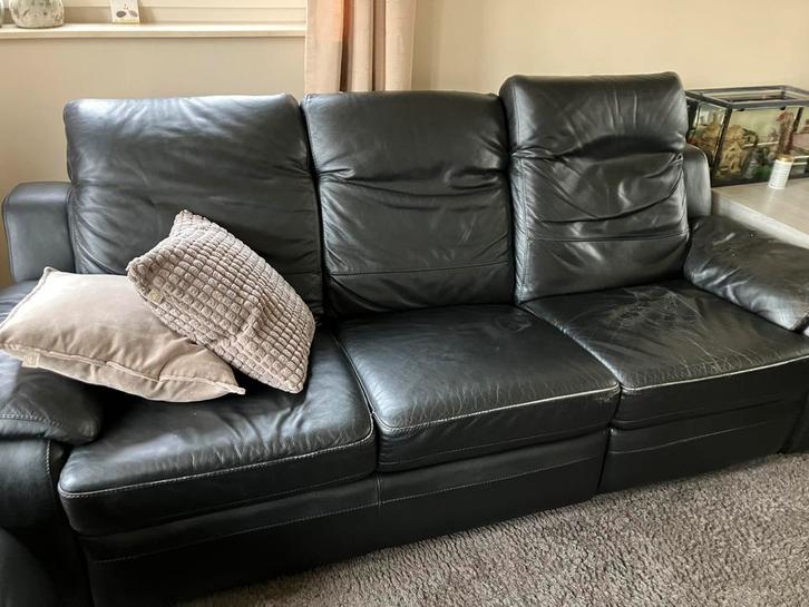 Wegens interieur verandering: zwart lederen zetels, Huis en Inrichting, Banken | Bankstellen, Gebruikt, Rechte bank, Vierpersoons of meer