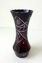 Kristal vaas donkerrood met fijne gravering Bohemen 2435-g, Antiek en Kunst, Antiek | Glas en Kristal, Ophalen of Verzenden