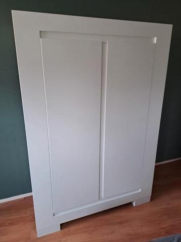 Kinder/baby kledingkast mat wit beschikbaar voor biedingen