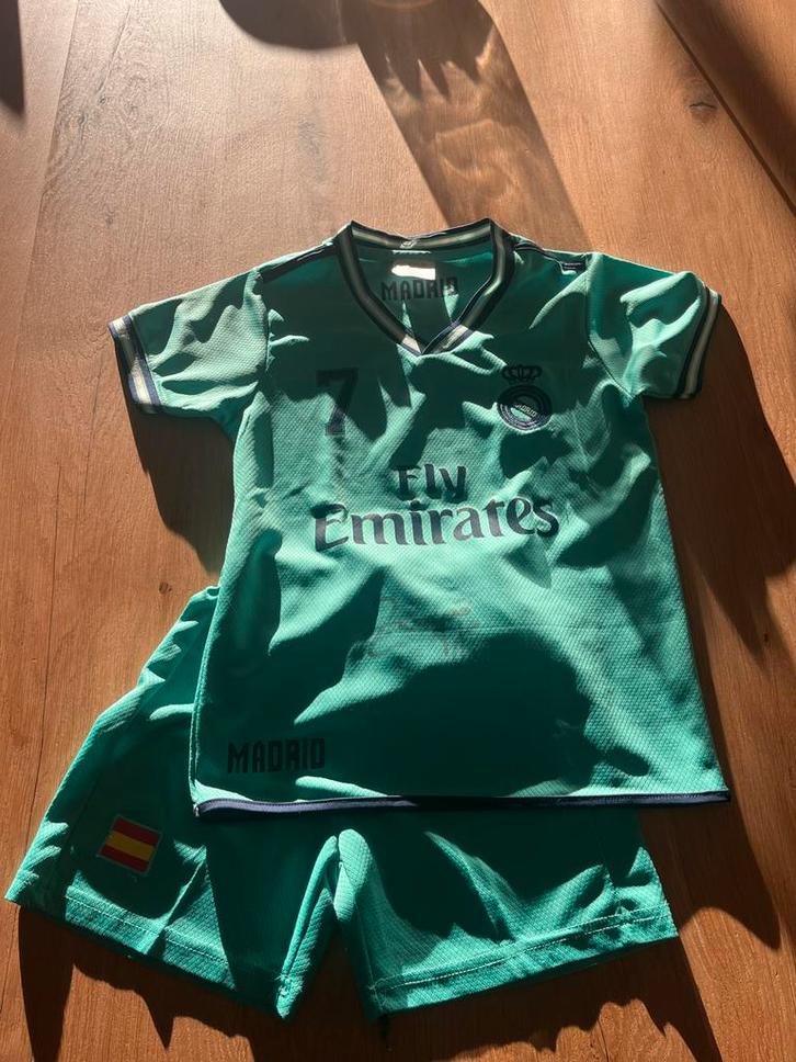 Real Madrid tenue -  8 jaar, Kinderen en Baby's, Kinderkleding | Maat 122, Gebruikt, Jongen, Sport- of Zwemkleding, Ophalen of Verzenden