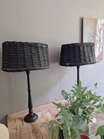 Te koop, 2 mooie grote lampen met zwarte rieten kap, Huis en Inrichting, Lampen | Lampenkappen, Ophalen, Zo goed als nieuw, Rond
