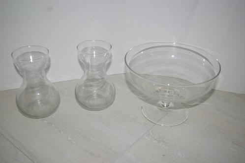 Glazen schalen en vazen. / Twee decoraties, Huis en Inrichting, Woonaccessoires | Vazen, Zo goed als nieuw, Minder dan 50 cm, Glas
