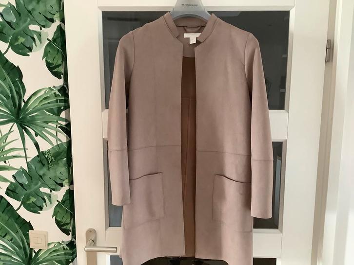 JAS VAN ZACHTE IMITATIESUÈDE OPGESTIKTE ZAKKEN MT 36  NIEUW, Kleding | Dames, Jassen | Winter, Nieuw, Maat 36 (S), Ophalen of Verzenden