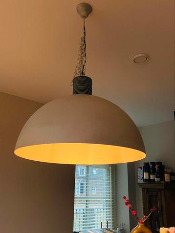 Twee mooie grote lampen in industriële look- niet zwaar. beschikbaar voor biedingen