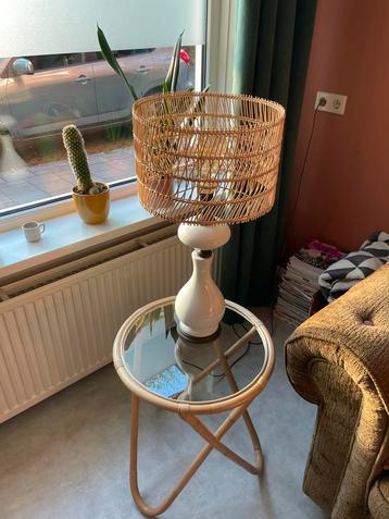 Vintage rotan lamp beschikbaar voor biedingen