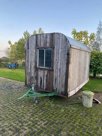 Oude Bouwkeet / Dierenhok met Hooiruif beschikbaar voor biedingen