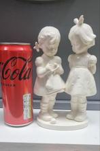 Witte Hummel beeldje #256 - Breilessen, Verzamelen, Beelden en Beeldjes, Ophalen of Verzenden, Zo goed als nieuw, Mens