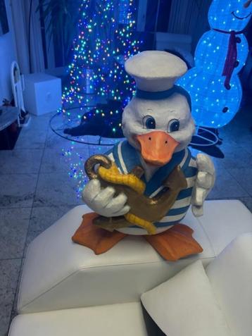 Donald Duck figuur ter  decoratie of kinderfeest  beschikbaar voor biedingen