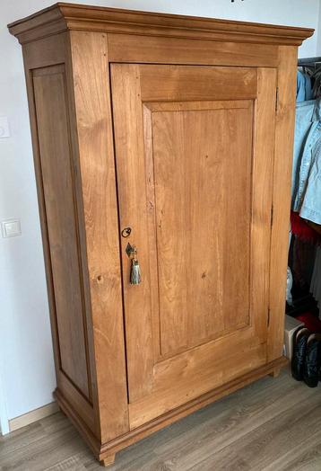 Buffetkast/Linnenkast, 1-deur en 3 legplanken en beschikbaar voor biedingen