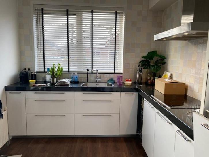 Tulp Keuken, Huis en Inrichting, Keuken | Complete keukens, Gebruikt, Hoekkeuken, Wit, Graniet of Steen, Hoogglans of Gelakt, Ophalen