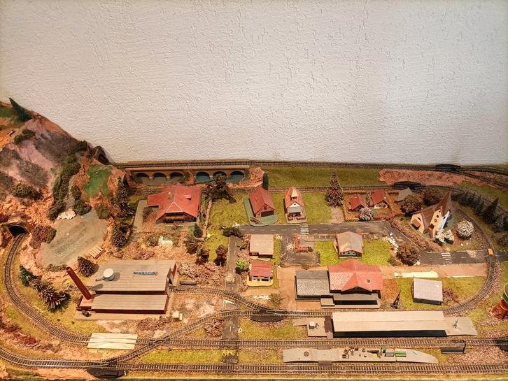 Treinbaan met rails en huisjes, Hobby en Vrije tijd, Modeltreinen | N-Spoor, Gebruikt, Rails, Gelijkstroom, Fleischmann, Ophalen