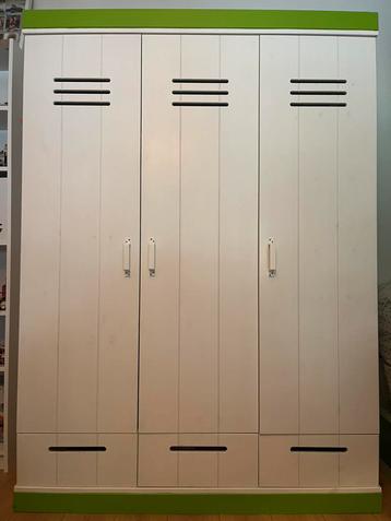 Stoere kledingkast “locker-look” beschikbaar voor biedingen