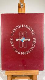 Lustrumboek 60 jaar Sint Odulphus Lyceum Tilburg 1899-1959, Boeken, Ophalen of Verzenden, 20e eeuw of later, Gelezen