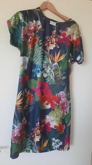 TE KOOP , NIEUW jurkje , valt op de knie of net erover . beschikbaar voor biedingen