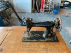 Antieke naaimachine van Singer op tafel, Antiek en Kunst, Antiek | Naaimachines, Ophalen