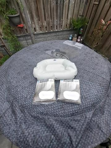 Zitkussen voor in opblaasbare jacuzzi beschikbaar voor biedingen