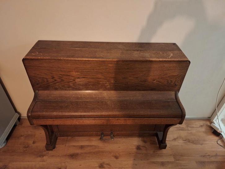 Oude piano, Muziek en Instrumenten, Piano's, Gebruikt, Bruin, Ophalen of Verzenden