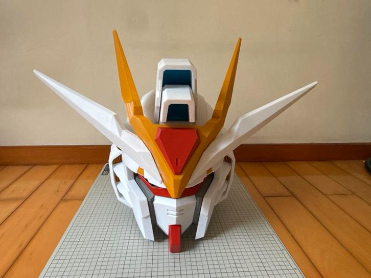 Gundam mask hemet - Bouwmodel, Hobby en Vrije tijd, Modelbouw | Auto's en Voertuigen, Zo goed als nieuw, Overige typen, Groter dan 1:32