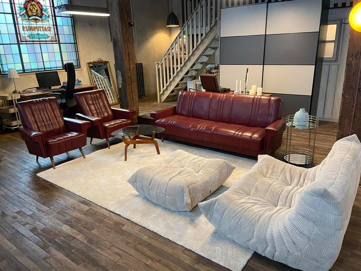Vintage skai leren bankstel (rood) + 2 stoelen, Huis en Inrichting, Banken | Bankstellen, Gebruikt, Rechte bank, Driepersoons