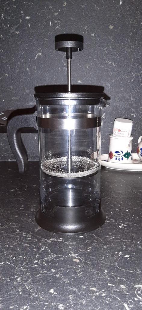 frence press van glas en rode verhoud koffiebus met koffie, Witgoed en Apparatuur, Koffiezetapparaten, Gebruikt, Gemalen koffie
