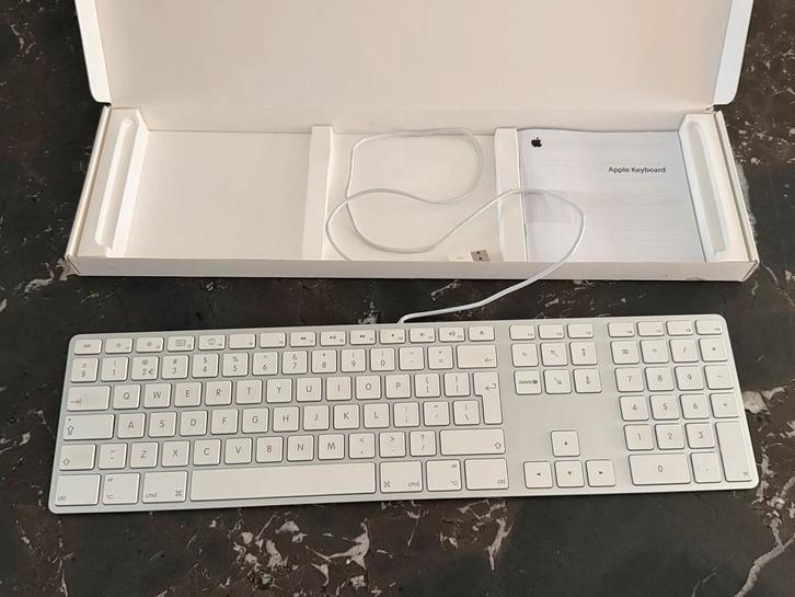 Apple Keyboard met USB-draad - Zo goed als nieuw!, Computers en Software, Toetsenborden, Zo goed als nieuw, Qwerty, Bedraad, Multimediatoetsen