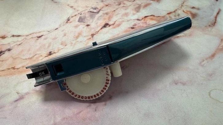 Dymo M-10 lettertang – vintage embossing labelmaker, Computers en Software, Labelprinters, Gebruikt, Tape-label, Ophalen of Verzenden