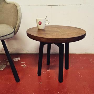 3x Bijzettafel Amerikaans noten hout rond 51x46cm beschikbaar voor biedingen