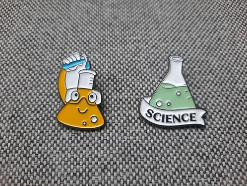 2 leuke laboratorium / proefjes pins te koop, Verzamelen, Speldjes, Pins en Buttons, Nieuw, Speldje of Pin, Overige onderwerpen