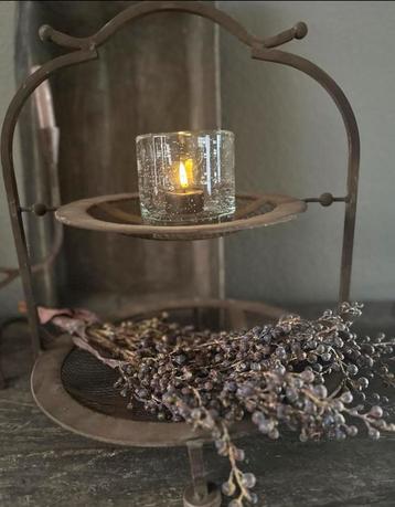 Stoere metalen etagère beschikbaar voor biedingen
