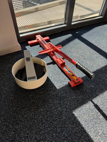 Laminaat snijder en 2x leg set beschikbaar voor biedingen