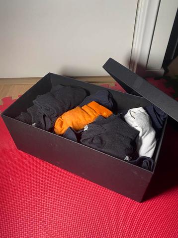 Doos vol sokken beschikbaar voor biedingen