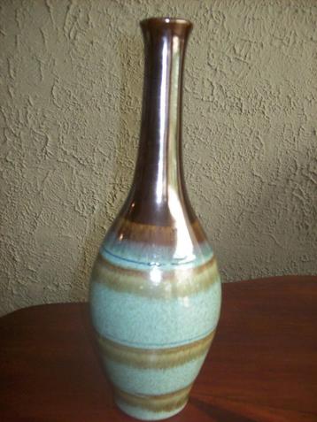 Slanke vaas . beschikbaar voor biedingen