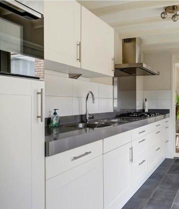 Moderne witte keuken met natuurstenen blad beschikbaar voor biedingen