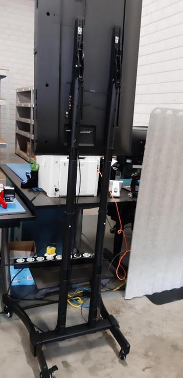 TV stand beschikbaar voor biedingen