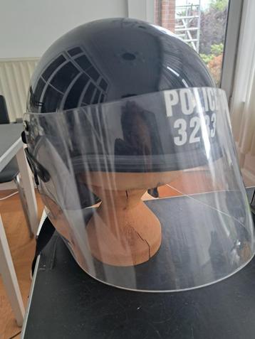 Engelse politiehelm ME, zwart met gezichtsschild beschikbaar voor biedingen