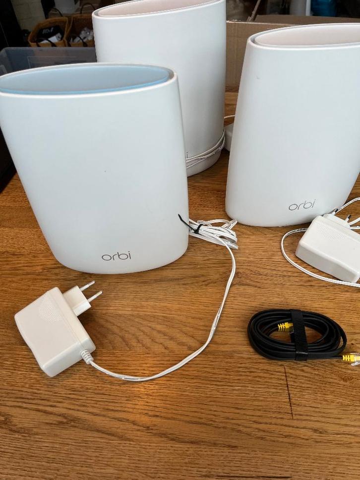 Netgear ORBI RBR50v2 met 2 satellieten: altijd overal WiFi, Computers en Software, WiFi-versterkers, Gebruikt, Ophalen of Verzenden