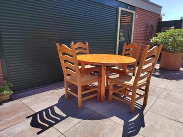 Ronde grenen eettafel en 4 eiken stoelen met biezen zitting! beschikbaar voor biedingen
