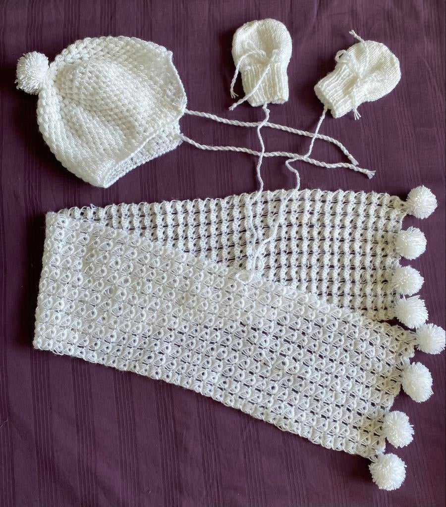 Schattig wit baby setje: Muts, sjaal en wanten, Maat 56, Nieuw, Ophalen of Verzenden, Jongetje of Meisje