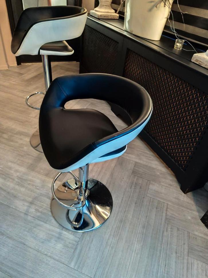 Twee barkrukken zwart/wit leer, Huis en Inrichting, Barkrukken, Zo goed als nieuw, 60 tot 90 cm, Leer, 2 krukken, In hoogte verstelbaar