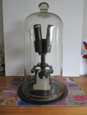 Microscoop onder stolp beschikbaar voor biedingen