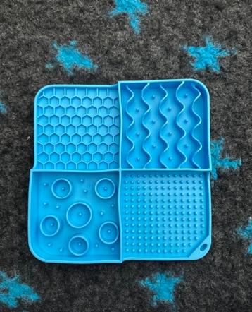 Lickmat / slowfeeder blauw beschikbaar voor biedingen