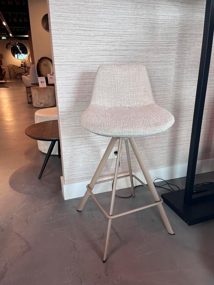 Barkruk lara - stof: amore, pearl - met draaonderstel, Huis en Inrichting, Barkrukken, Zo goed als nieuw, 60 tot 90 cm, 4 krukken